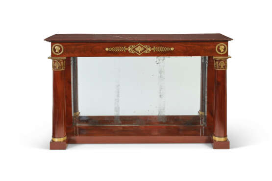 A PAIR OF EMPIRE ORMOLU-MOUNTED MAHOGANY CONSOLE TABLES - Foto 3