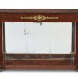 A PAIR OF EMPIRE ORMOLU-MOUNTED MAHOGANY CONSOLE TABLES - Foto 4