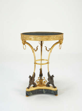 A CONSULAT ORMOLU, PATINATED-BRONZE AND MARBLE GUERIDON - Foto 1