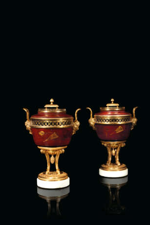 A PAIR OF LOUIS XVI ORMOLU-MOUNTED RED JAPANESE LACQUER POTS-POURRIS - photo 1