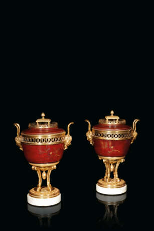 A PAIR OF LOUIS XVI ORMOLU-MOUNTED RED JAPANESE LACQUER POTS-POURRIS - Foto 2