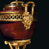 A PAIR OF LOUIS XVI ORMOLU-MOUNTED RED JAPANESE LACQUER POTS-POURRIS - Foto 3
