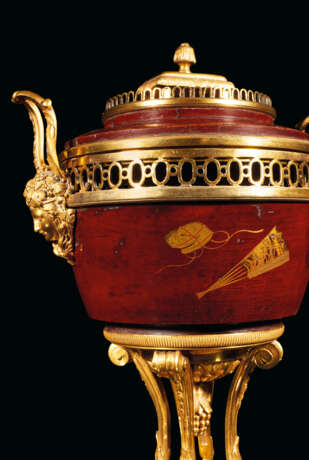A PAIR OF LOUIS XVI ORMOLU-MOUNTED RED JAPANESE LACQUER POTS-POURRIS - photo 4