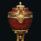 A PAIR OF LOUIS XVI ORMOLU-MOUNTED RED JAPANESE LACQUER POTS-POURRIS - Foto 5