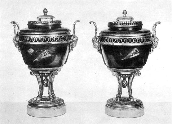 A PAIR OF LOUIS XVI ORMOLU-MOUNTED RED JAPANESE LACQUER POTS-POURRIS - Foto 6