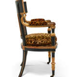 A LATE LOUIS XVI PARCEL-GILT, EBONISED AND POLYCHROME-PAINTED FAUTEUIL - Foto 4