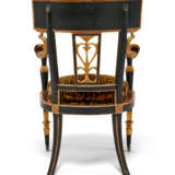 A LATE LOUIS XVI PARCEL-GILT, EBONISED AND POLYCHROME-PAINTED FAUTEUIL - Foto 5