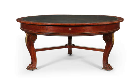 A ROYAL LOUIS-PHILIPPE ORMOLU-MOUNTED MAHOGANY LIBRARY TABLE - Foto 2