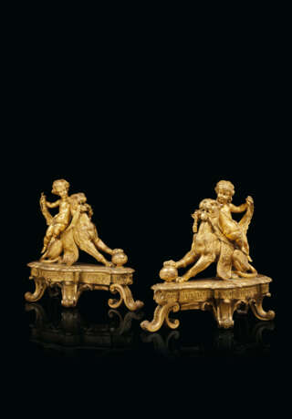 A PAIR OF FRENCH ORMOLU CHENETS - Foto 1