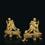 A PAIR OF FRENCH ORMOLU CHENETS - Foto 1