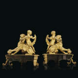 A PAIR OF FRENCH ORMOLU CHENETS - Foto 2