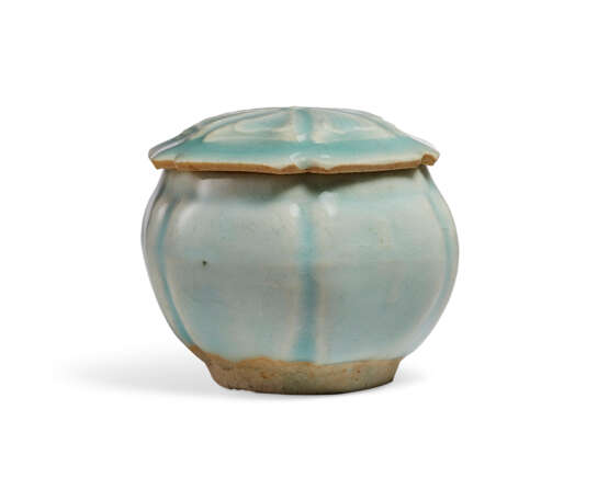 A SMALL MOLDED QINGBAI LOBED JAR AND COVER - фото 1