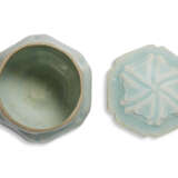 A SMALL MOLDED QINGBAI LOBED JAR AND COVER - фото 2
