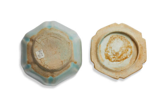 A SMALL MOLDED QINGBAI LOBED JAR AND COVER - фото 3