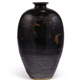 A BLACKISH-BROWN-GLAZED MEIPING - Foto 1