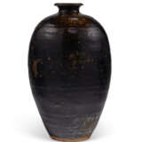 A BLACKISH-BROWN-GLAZED MEIPING - Foto 2