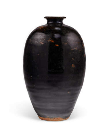 A BLACKISH-BROWN-GLAZED MEIPING - Foto 3