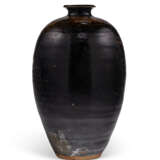 A BLACKISH-BROWN-GLAZED MEIPING - photo 4