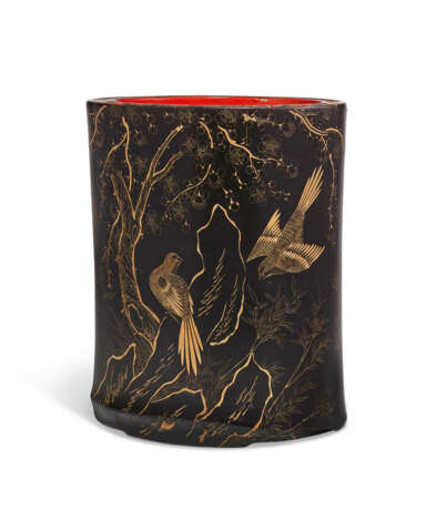 A GILT BLACK-LACQUERED BAMBOO BRUSH POT - фото 1