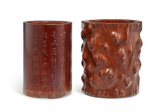 A CARVED HUALI ROOT-FORM BRUSH POT AND A BAMBOO BRUSH POT - Foto 2
