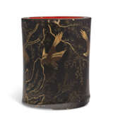 A GILT BLACK-LACQUERED BAMBOO BRUSH POT - фото 3
