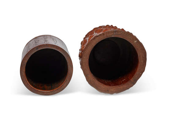 A CARVED HUALI ROOT-FORM BRUSH POT AND A BAMBOO BRUSH POT - фото 3