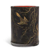 A GILT BLACK-LACQUERED BAMBOO BRUSH POT - фото 4