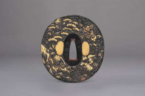 A GOLD AND SILVER DECORATED SHAKUDO TSUBA WITH WARRIORS FIGHTING - photo 2