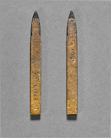 A PAIR OF GOLD MENUKI OF WRITING BRUSHES - фото 2
