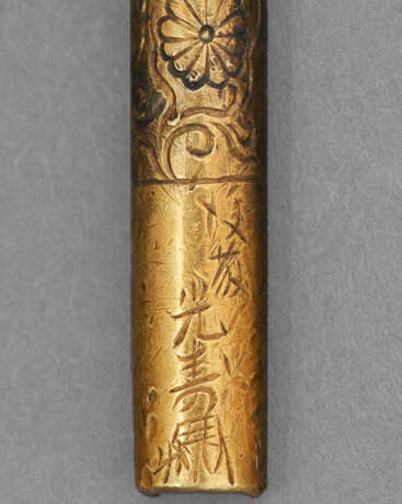 A PAIR OF GOLD MENUKI OF WRITING BRUSHES - фото 3