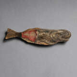 A LACQUER SCULPTURE (NETSUKE) OF A DESSICATED FISH - фото 1