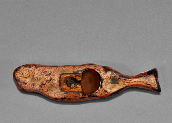 A LACQUER SCULPTURE (NETSUKE) OF A DESSICATED FISH - photo 2
