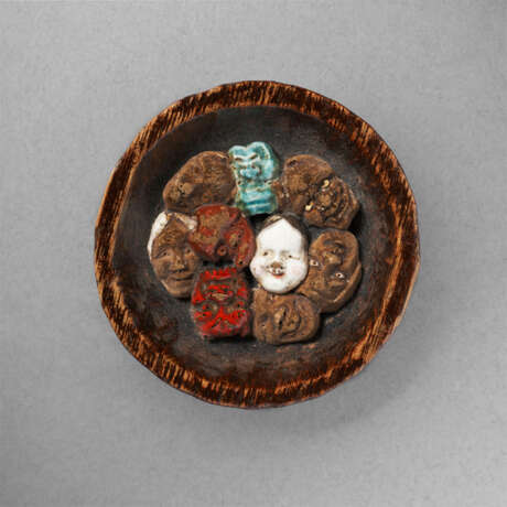 A CARVED WOOD AND CERAMIC-INLAID SCULPTURE (NETSUKE) OF MASKS - фото 1
