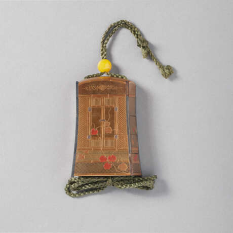 A SPECIAL LACQUER FOUR-CASE INRO IN THE SHAPE OF AN OI (PRIEST'S BACKPACK) - Foto 1