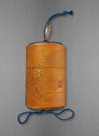 A FOUR-CASE LACQUER INRO WITH COCKATOO ON PLUM TREE - photo 2