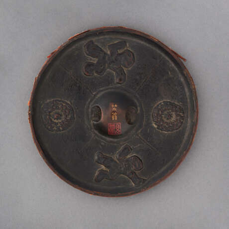 A ROUND LACQUER MODEL OF AN ANCIENT MIRROR - Foto 1