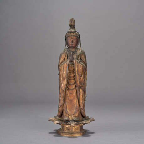 A WOOD FIGURE OF STANDING SEISHI BOSATSU (MAHASTHAMAPRAPTA) - photo 1