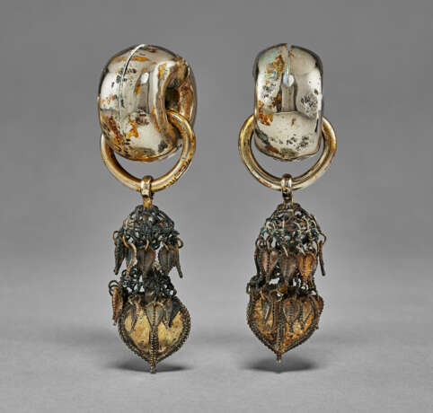 A PAIR OF GILT SILVER PENDENT EARRINGS - photo 1