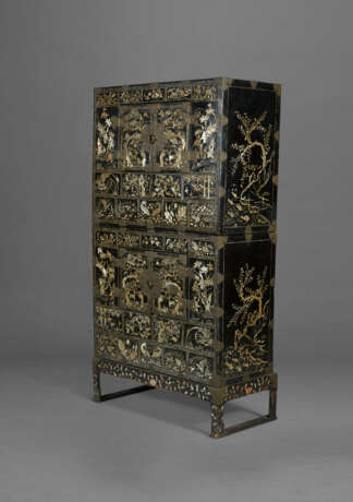 A TWO-TIERED LACQUER AND MOTHER-OF-PEARL CHEST WITH A STAND - фото 2