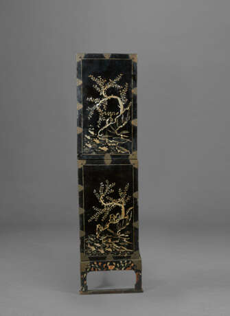 A TWO-TIERED LACQUER AND MOTHER-OF-PEARL CHEST WITH A STAND - фото 3