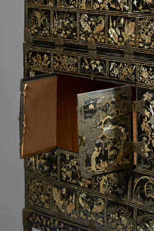 A TWO-TIERED LACQUER AND MOTHER-OF-PEARL CHEST WITH A STAND - фото 5