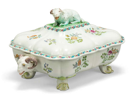 A HÖCHST FAYENCE TWO-HANDLED TUREEN AND COVER - Foto 2