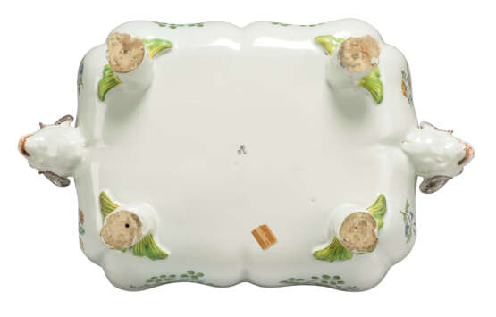 A HÖCHST FAYENCE TWO-HANDLED TUREEN AND COVER - Foto 4
