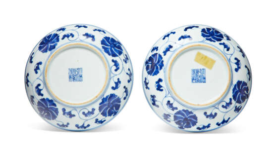 A PAIR OF BLUE AND WHITE `FLORAL SCROLL’ DISHES - Foto 2