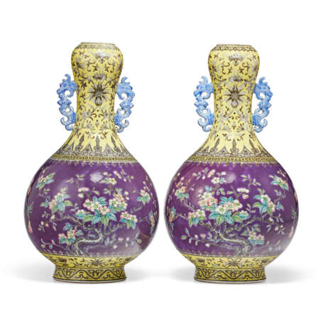 A PAIR OF DAYAZHAI GRISAILLE-DECORATED YELLOW-GROUND AND FAMILLE ROSE PURPLE-GROUND ‘GARLIC-MOUTH’ VASES - photo 2