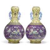 A PAIR OF DAYAZHAI GRISAILLE-DECORATED YELLOW-GROUND AND FAMILLE ROSE PURPLE-GROUND ‘GARLIC-MOUTH’ VASES - фото 2