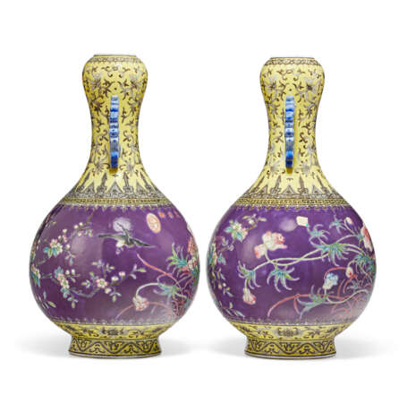 A PAIR OF DAYAZHAI GRISAILLE-DECORATED YELLOW-GROUND AND FAMILLE ROSE PURPLE-GROUND ‘GARLIC-MOUTH’ VASES - photo 3