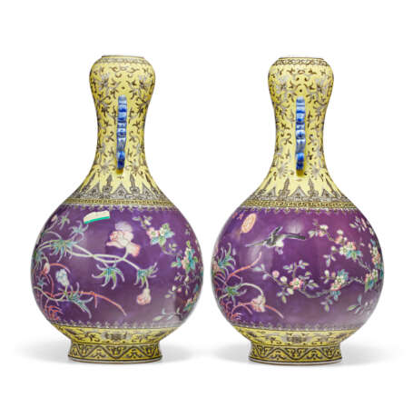 A PAIR OF DAYAZHAI GRISAILLE-DECORATED YELLOW-GROUND AND FAMILLE ROSE PURPLE-GROUND ‘GARLIC-MOUTH’ VASES - photo 4