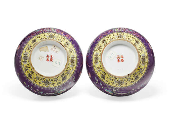 A PAIR OF DAYAZHAI GRISAILLE-DECORATED YELLOW-GROUND AND FAMILLE ROSE PURPLE-GROUND ‘GARLIC-MOUTH’ VASES - photo 5