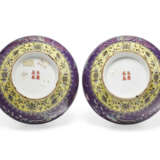 A PAIR OF DAYAZHAI GRISAILLE-DECORATED YELLOW-GROUND AND FAMILLE ROSE PURPLE-GROUND ‘GARLIC-MOUTH’ VASES - фото 5